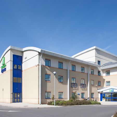 Holiday Inn Express Cardiff Airport, An Ihg Hotel Eksteriør billede