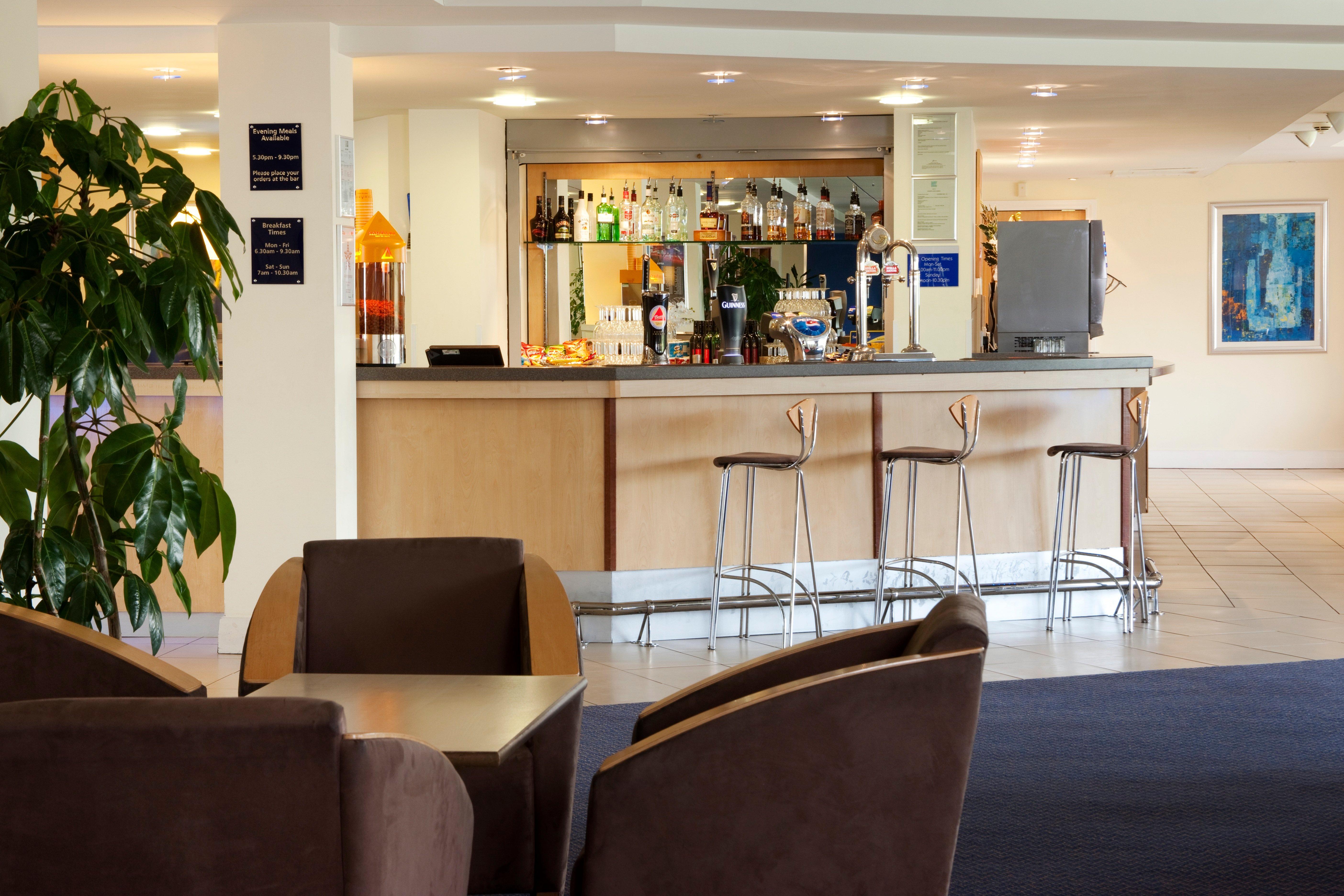 Holiday Inn Express Cardiff Airport, An Ihg Hotel Eksteriør billede