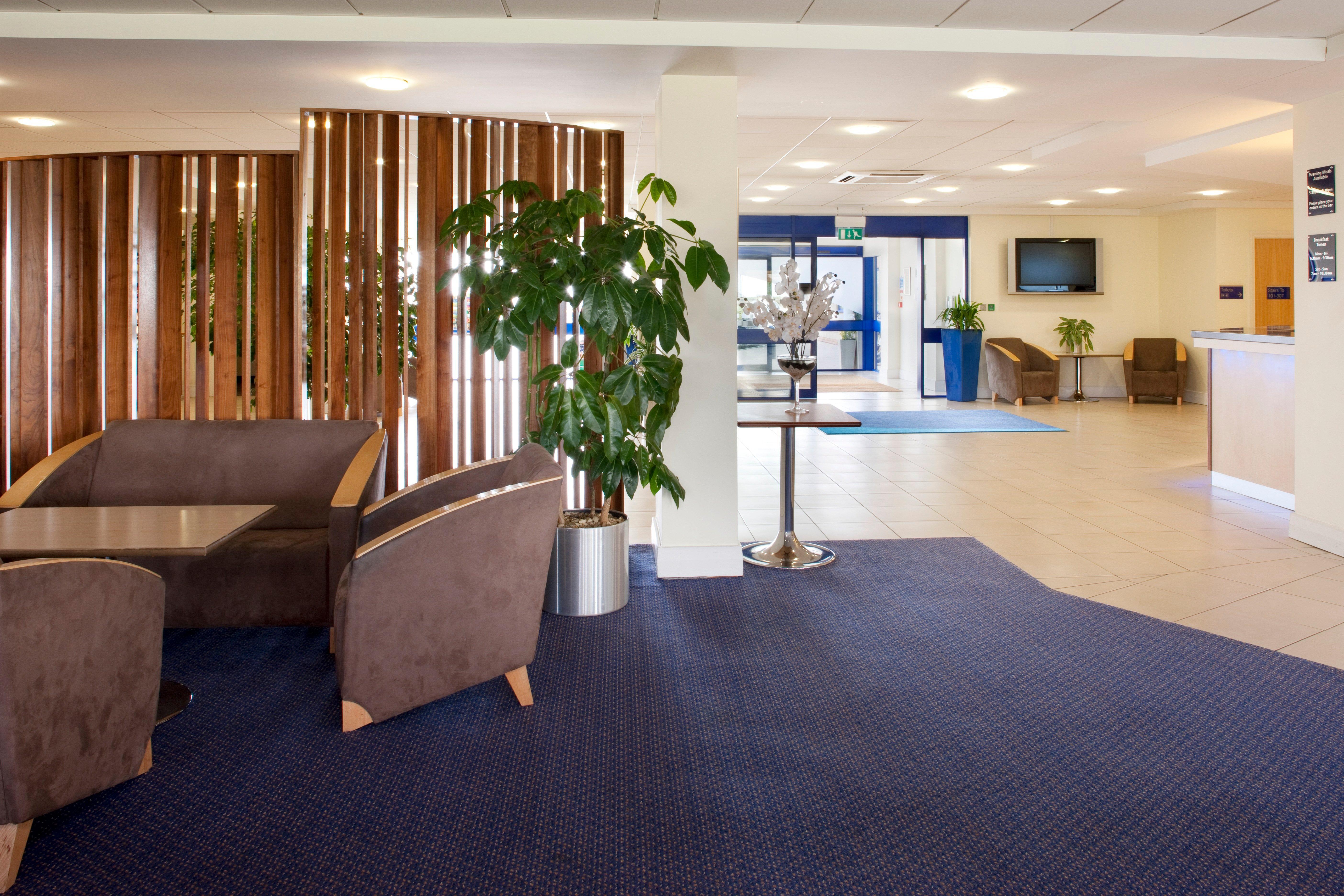 Holiday Inn Express Cardiff Airport, An Ihg Hotel Eksteriør billede